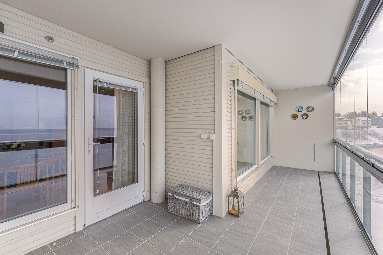 Innglasset veranda med fliser og varmekabler i gulvet. Galleribilde