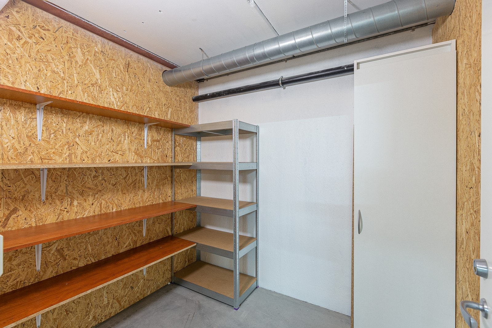 Egen bod i bakkant av parkering. Galleribilde