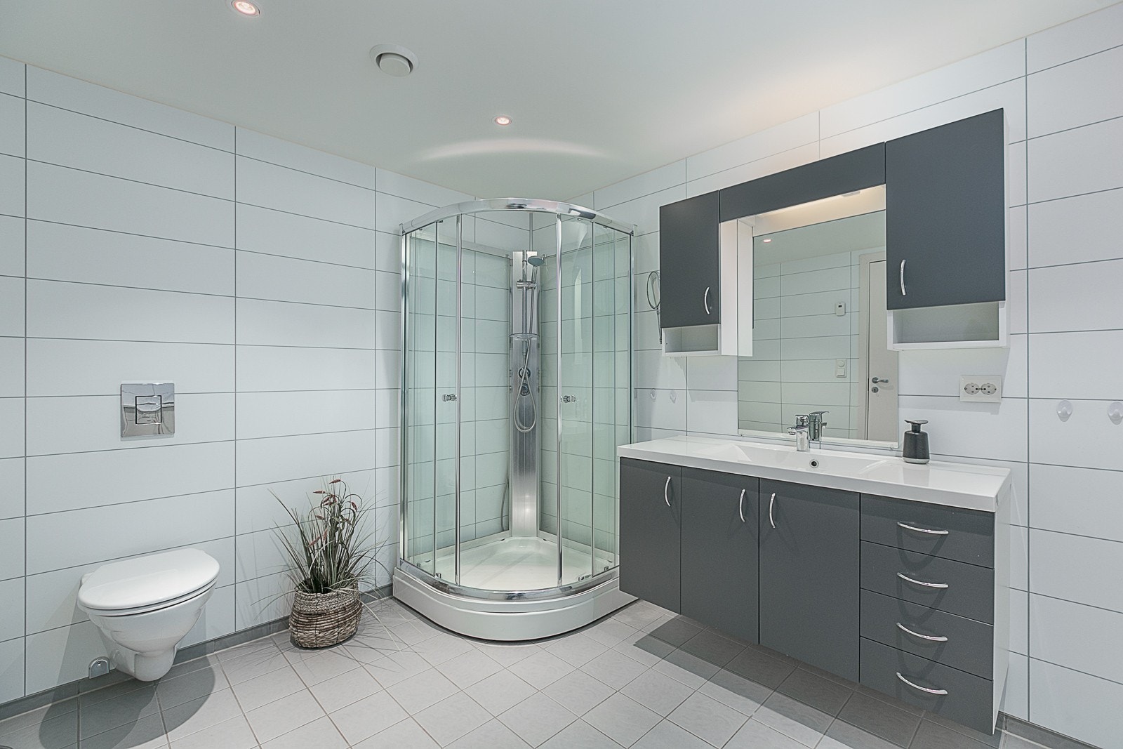 Flislagt bad med varme i gulvet. Galleribilde