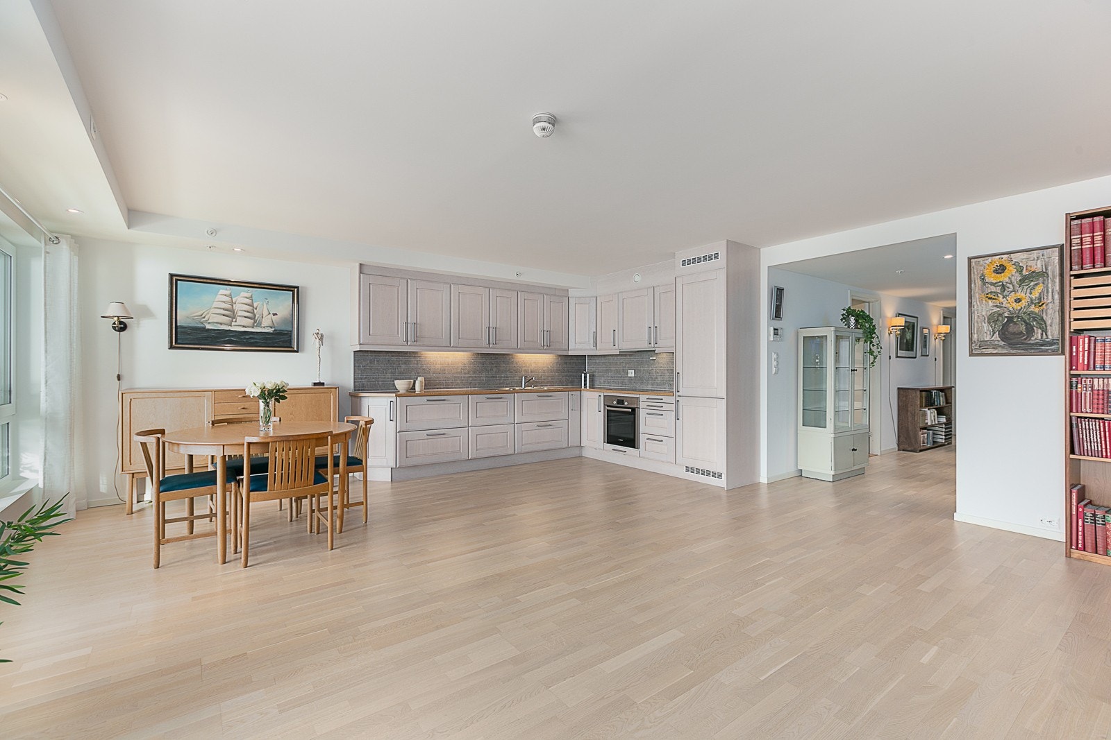 Boligen har balansert ventilasjonsanlegg og vannbåren varme. Galleribilde