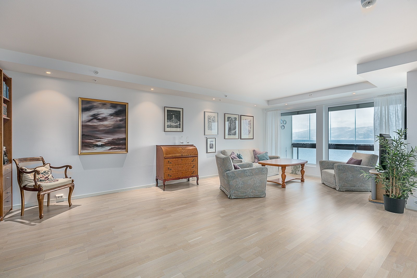 Leiligheten har gjennomgående lyse overflater og downlights i taket. Galleribilde