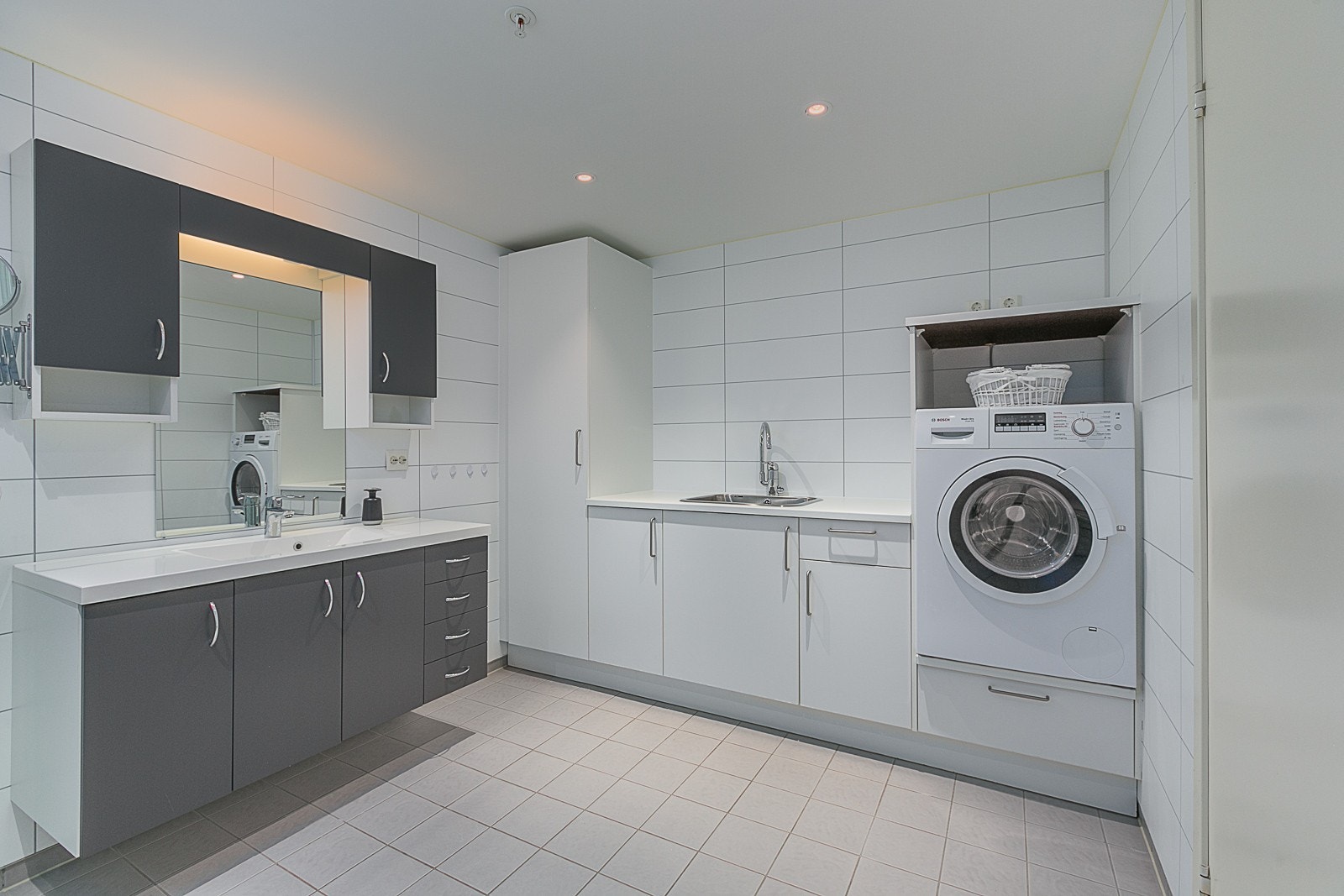 På badet er det egen innredning til vaskemaskin. Galleribilde