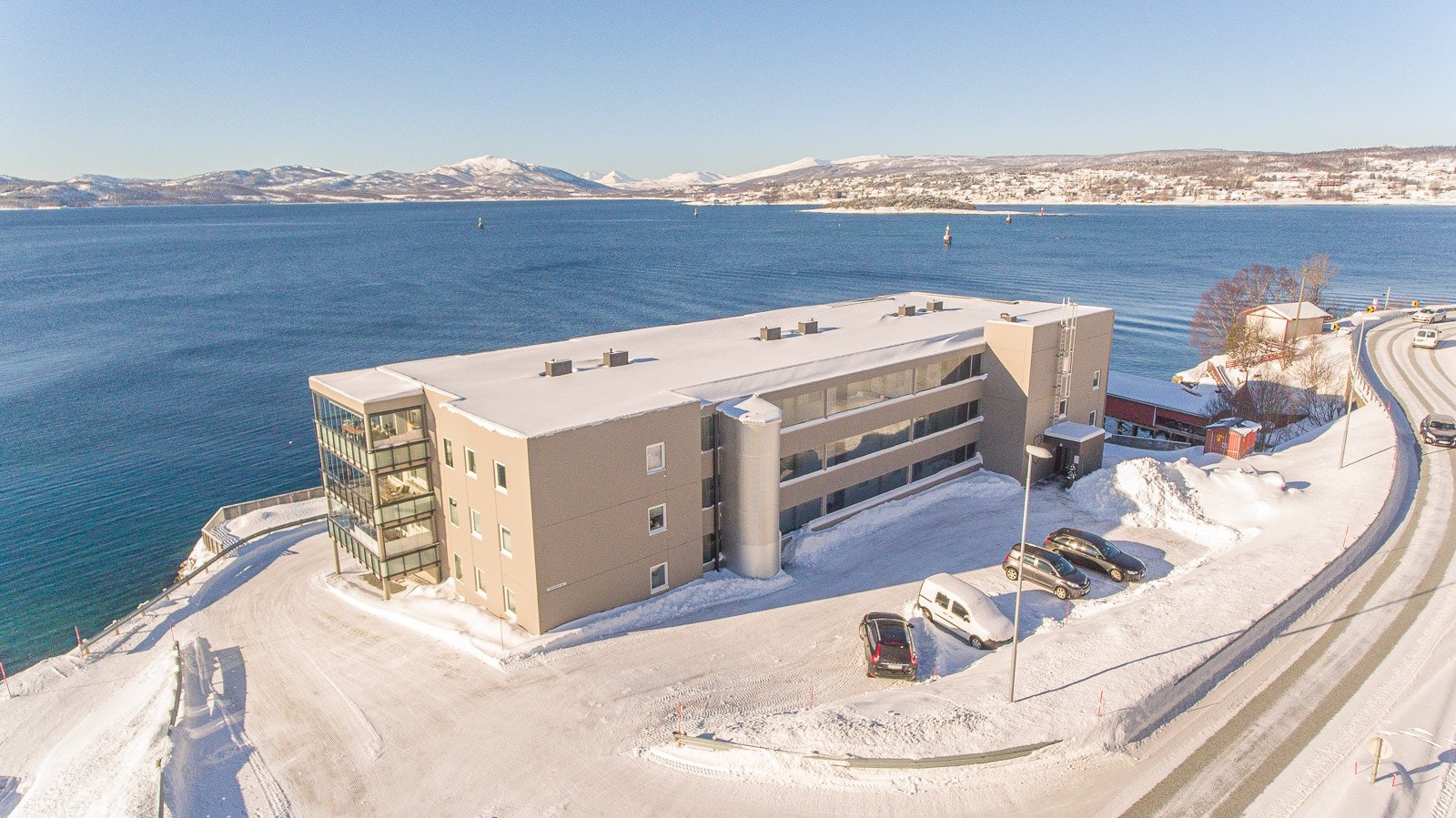 Bygget har meget fin plassering nært vannkanten. Galleribilde