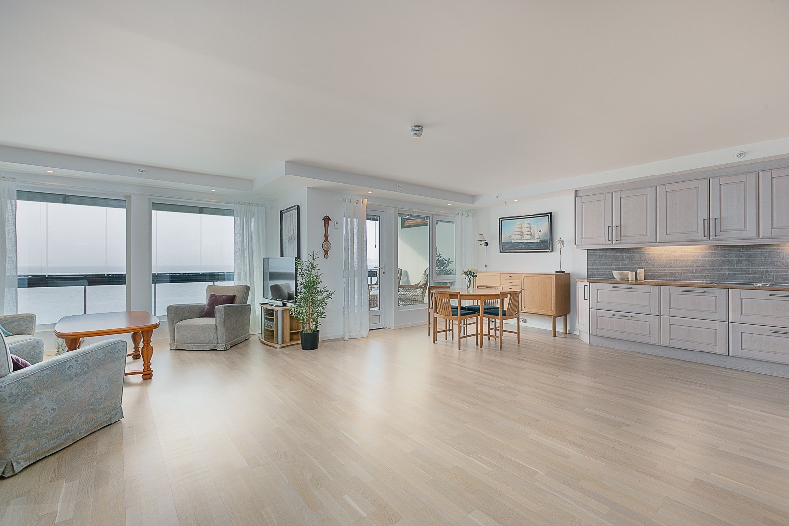 Åpen løsning mellom stue og kjøkken, og god plass til møblering. Galleribilde