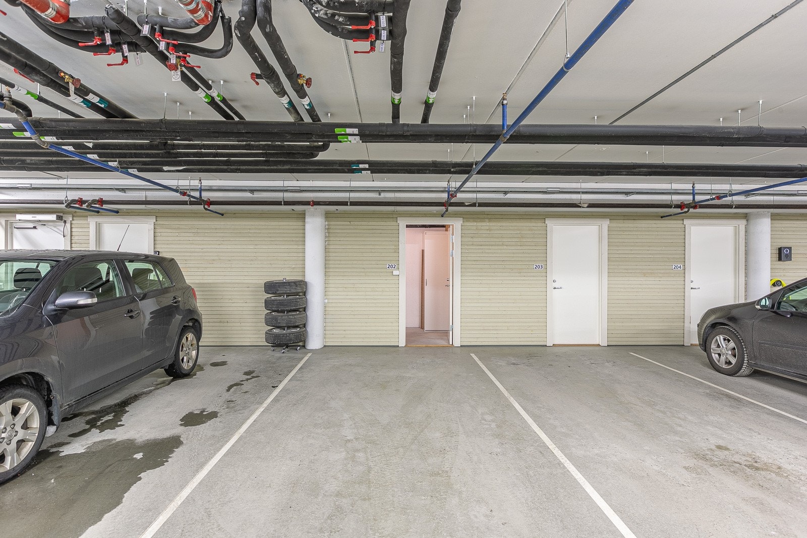 Leiligheten disponerer fast parkeringsplass i felles garasjeanlegg. Galleribilde