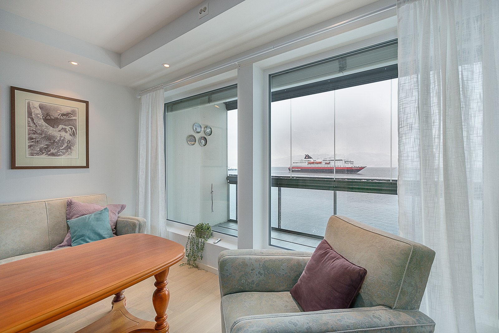 Fra stuen kan man nyte en fantastisk utsikt. Galleribilde