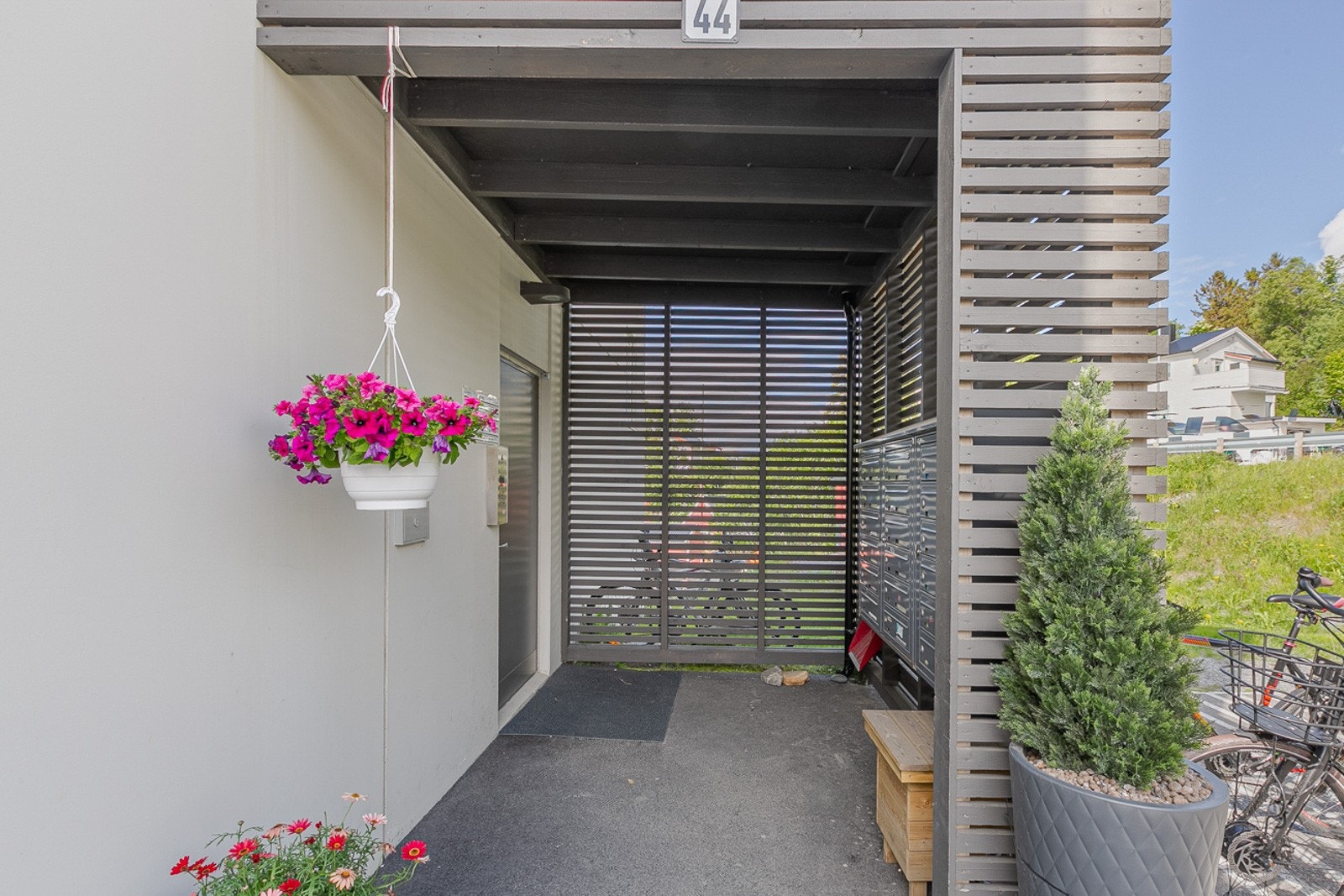 Overbygd inngangsparti. Galleribilde