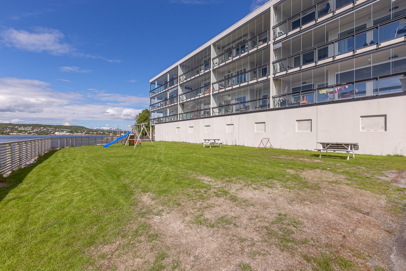 Fellesarealer med lekestativ og benker. Galleribilde