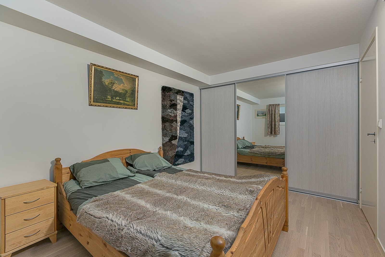 Leiligheten har to soverom, her med skyvedørsgarderobe. Galleribilde