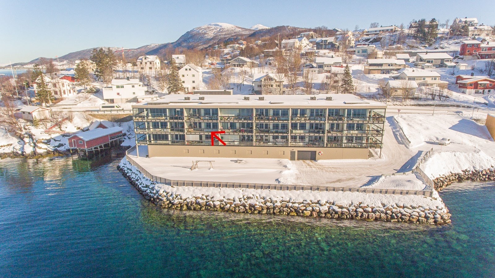 Fasadebilde, innkjørsel til felles parkeringsanlegg på fremsiden av bygget. Galleribilde