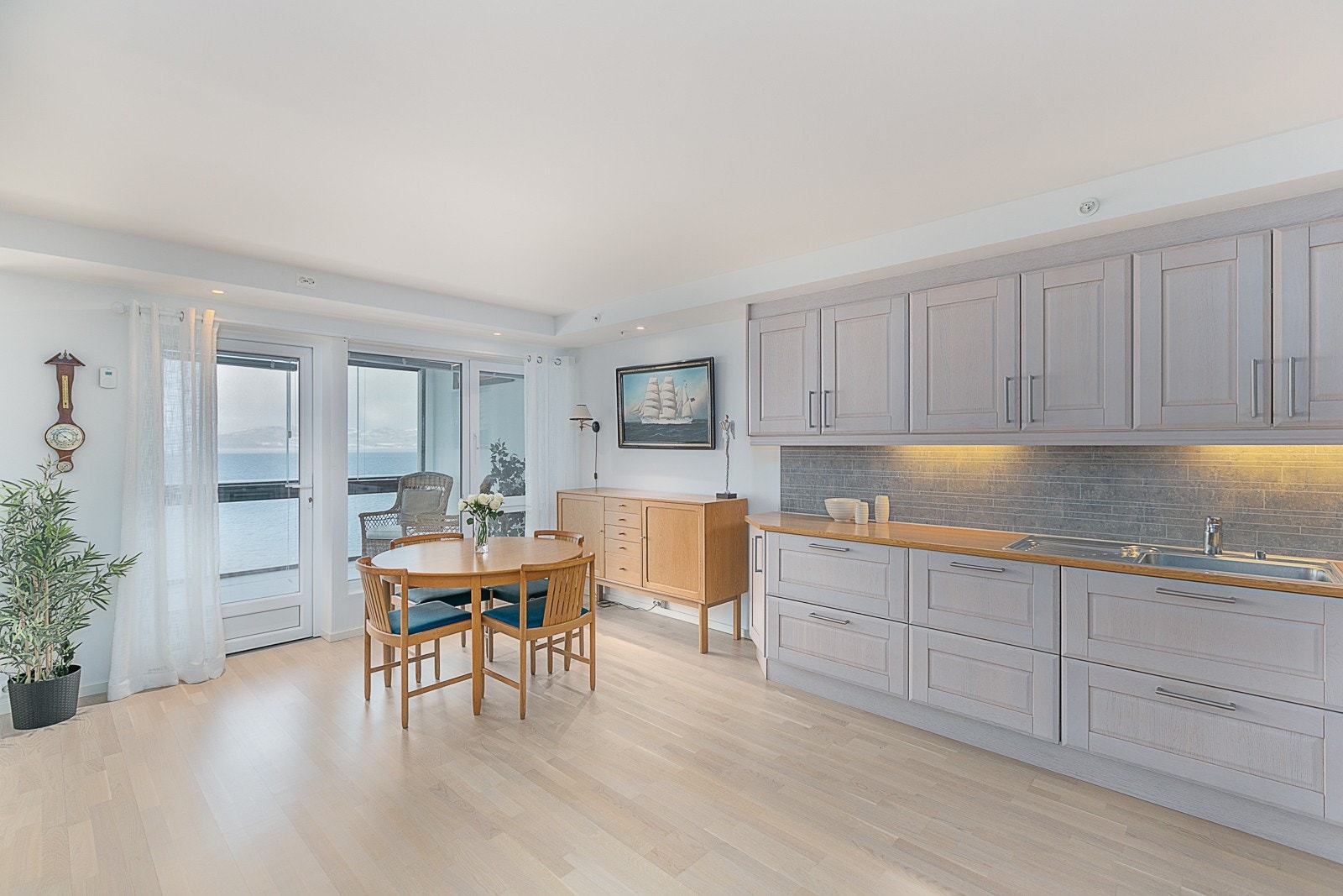 Fra kjøkken er det utgang til innglasset veranda. Galleribilde