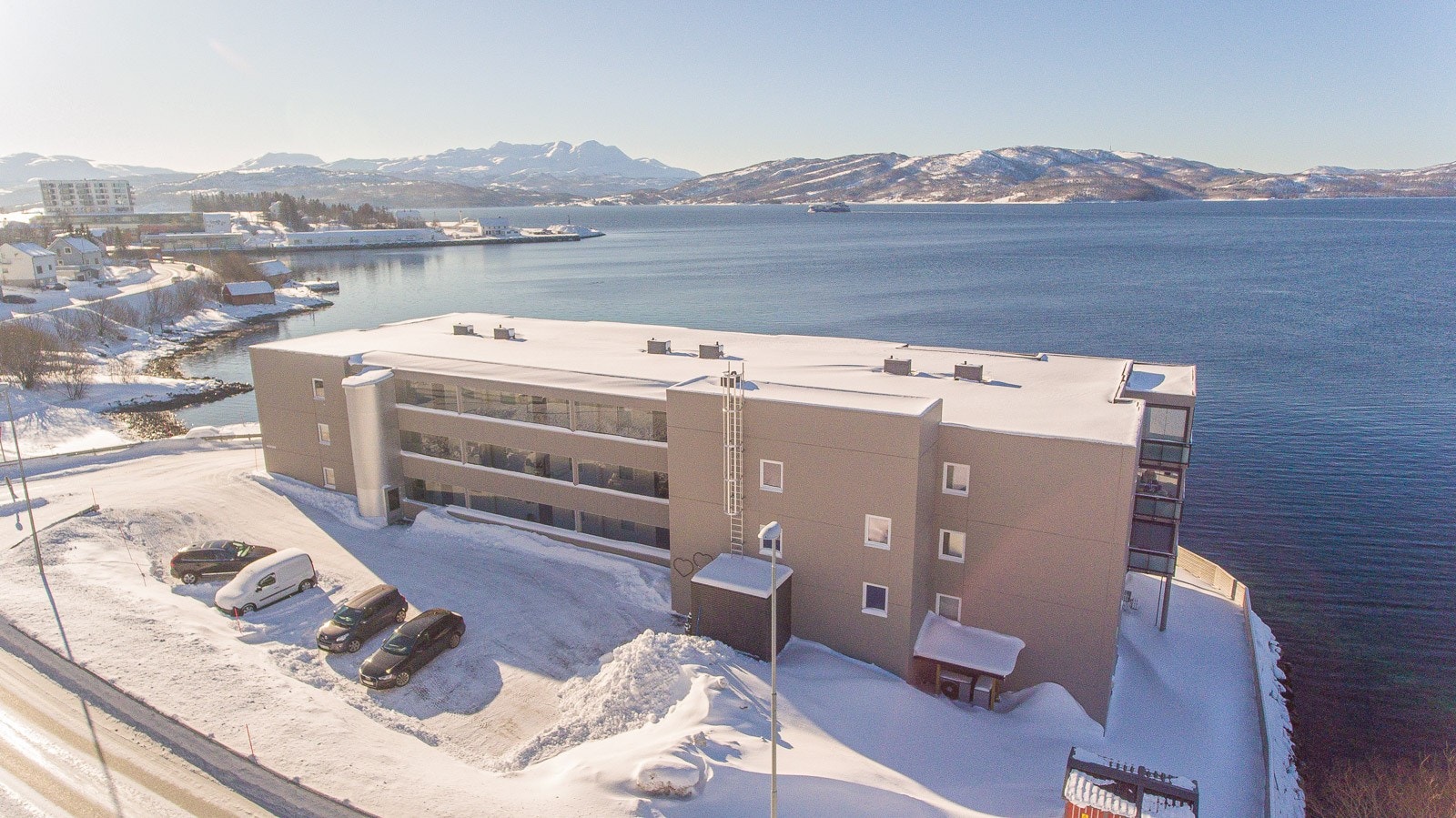 Gjesteparkering på baksiden av bygget. Galleribilde