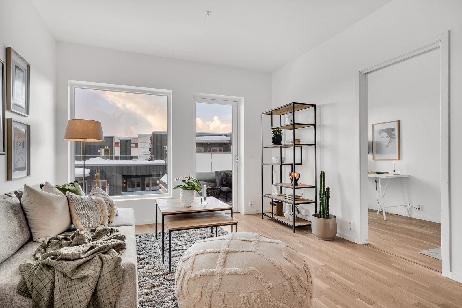 Boligen har en fin planløsning med fine møbleringsmuligheter, god takhøyde og store vindusflater. Galleribilde