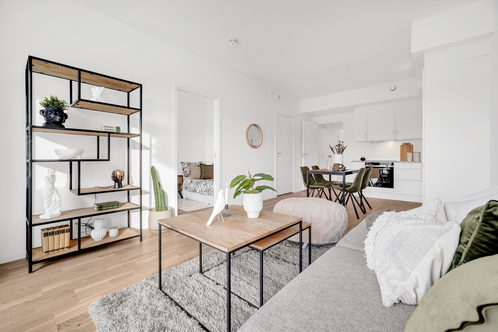 Flytt rett inn i en splitter ny og stilren 3-roms selveierleilighet i 4.etasje, midt i smørøyet av Heimdal sentrum. Galleribilde