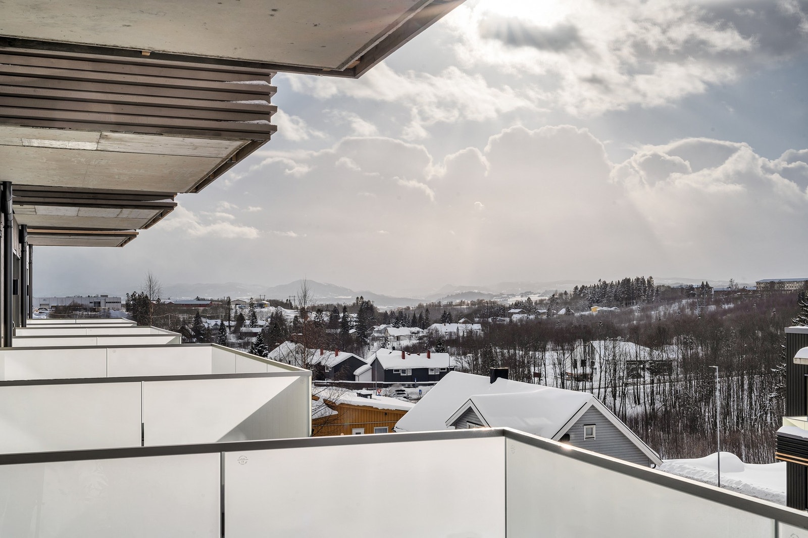 Åpen og flott utsikt fra balkongen. Galleribilde