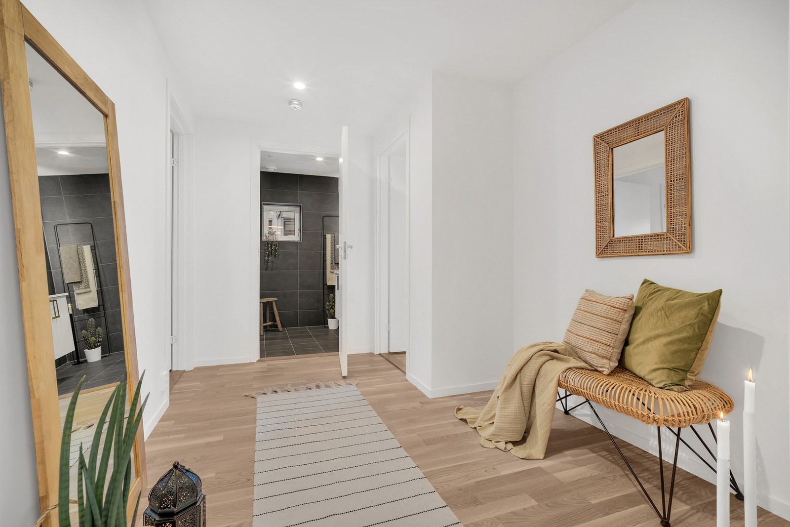 Velkommen hjem! Her har man god plass til å sette opp garderobe for oppbevaring. Rett frem har du badet, samt soverom til høyre, adskilt fra oppholdsrommet. Galleribilde
