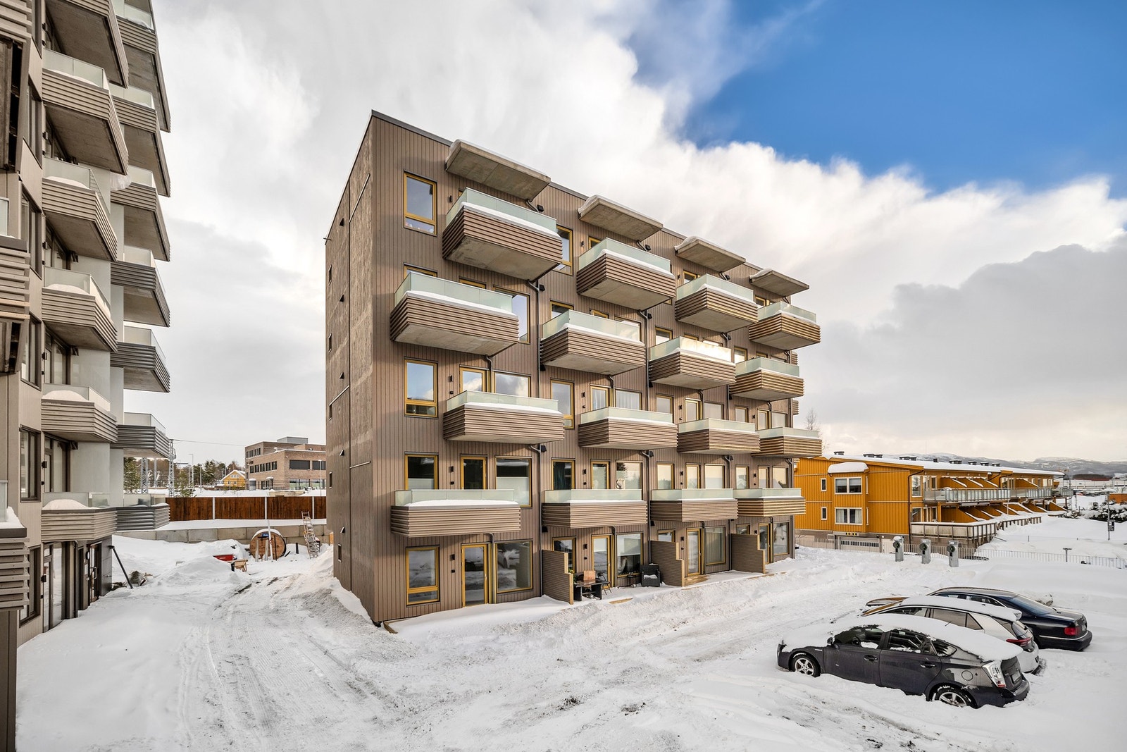 Boligen har en fin plassering i enden av bygget i 4. etasje. Galleribilde