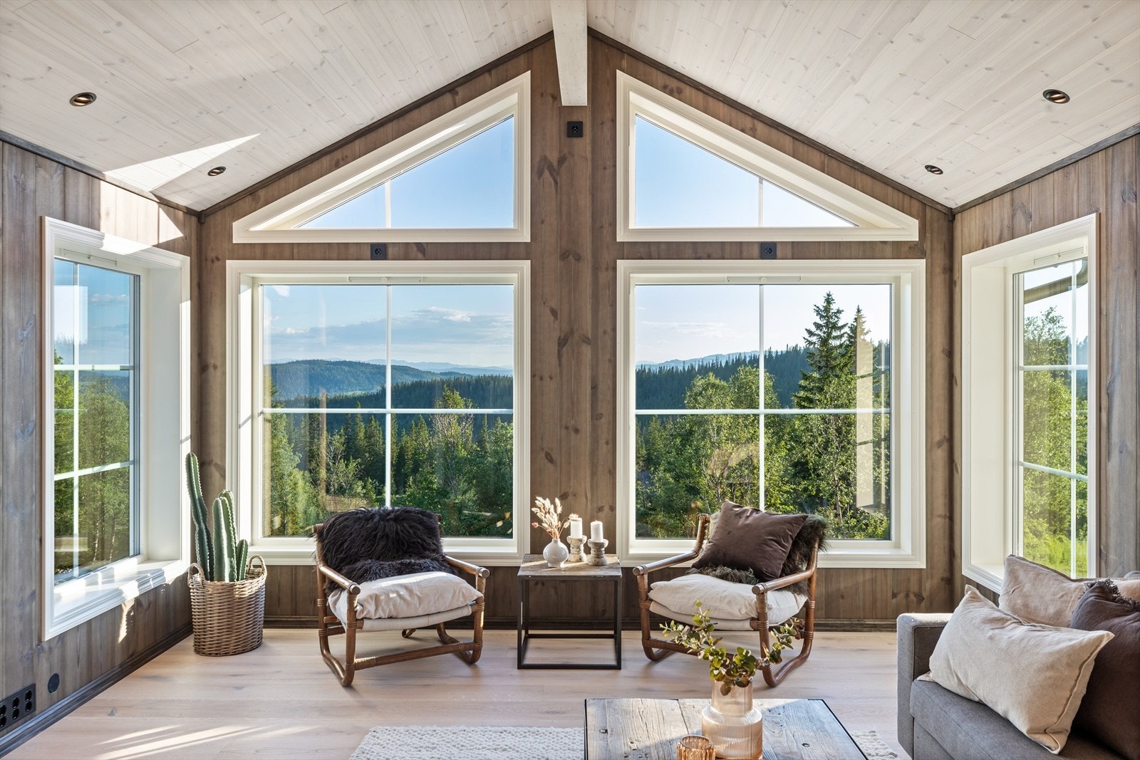 Stuen har en god planløsning noe som gjør det naturlig å dele opp i flere soner. Galleribilde