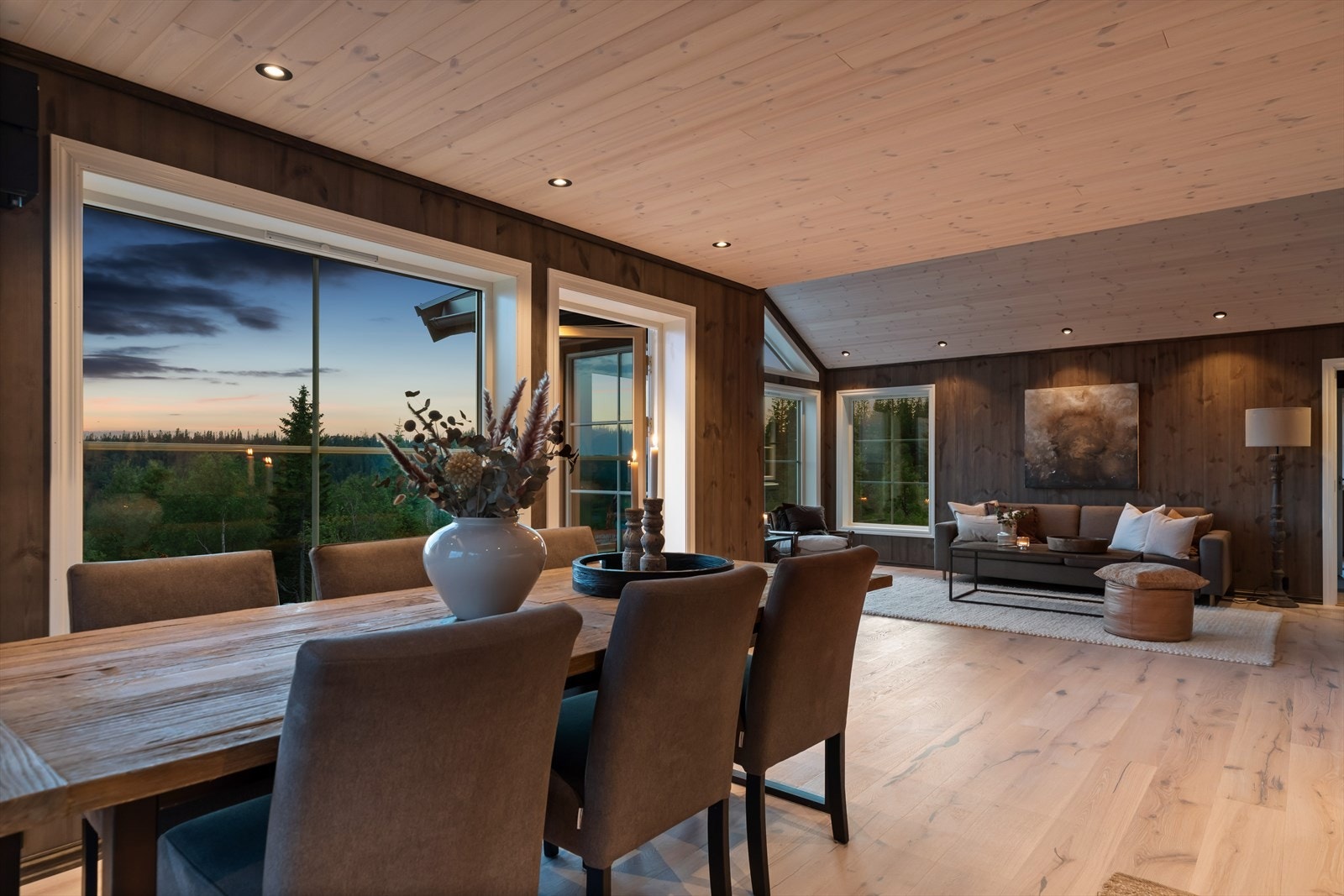 Hytta har gjennomgående høy standard med downlights, god takhøyde og flotte tregulv. Galleribilde