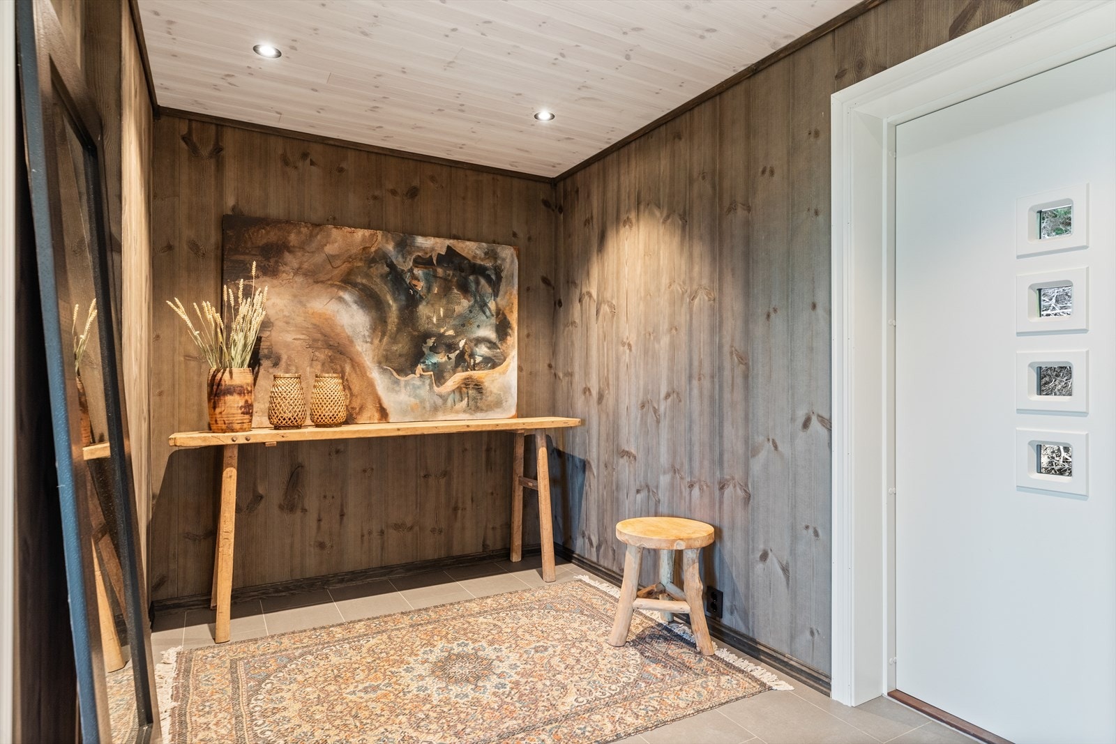 Innbydende entré på ca. 8,5 kvm med god plass til garderobe. Galleribilde