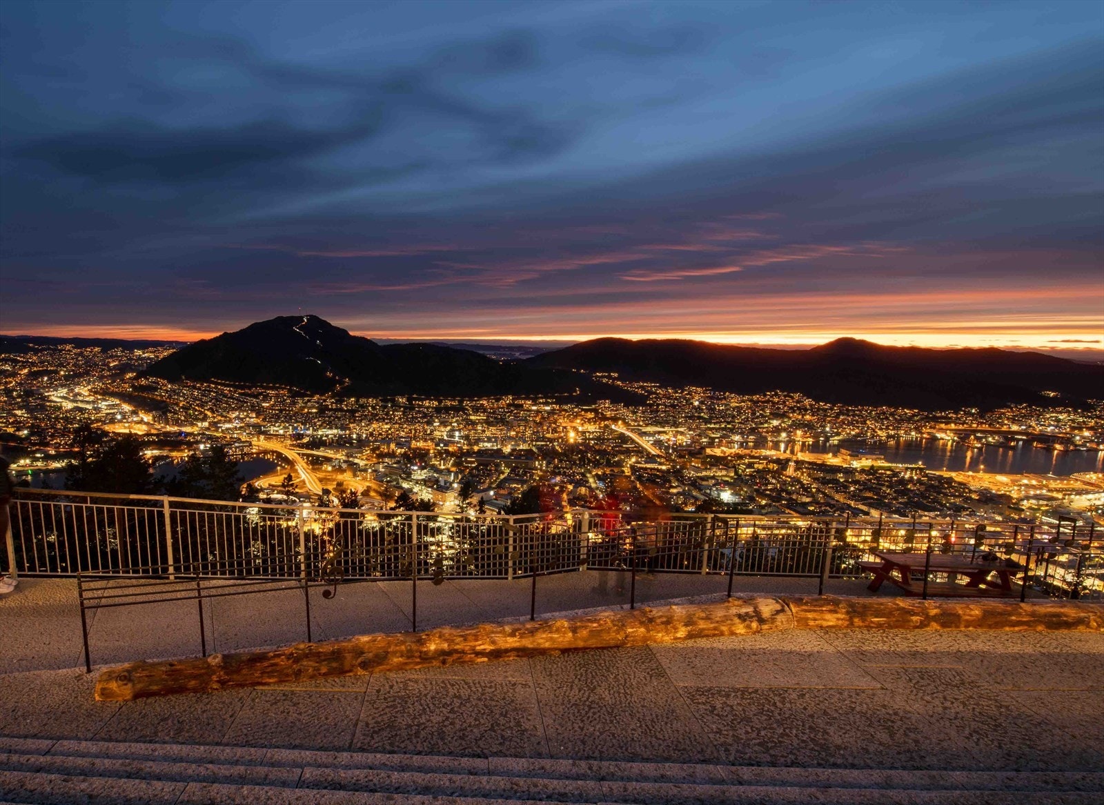 Det er kort vei fra boligen til turstier oppover mot Fløyen via Skansemyren eller Starefossen Galleribilde
