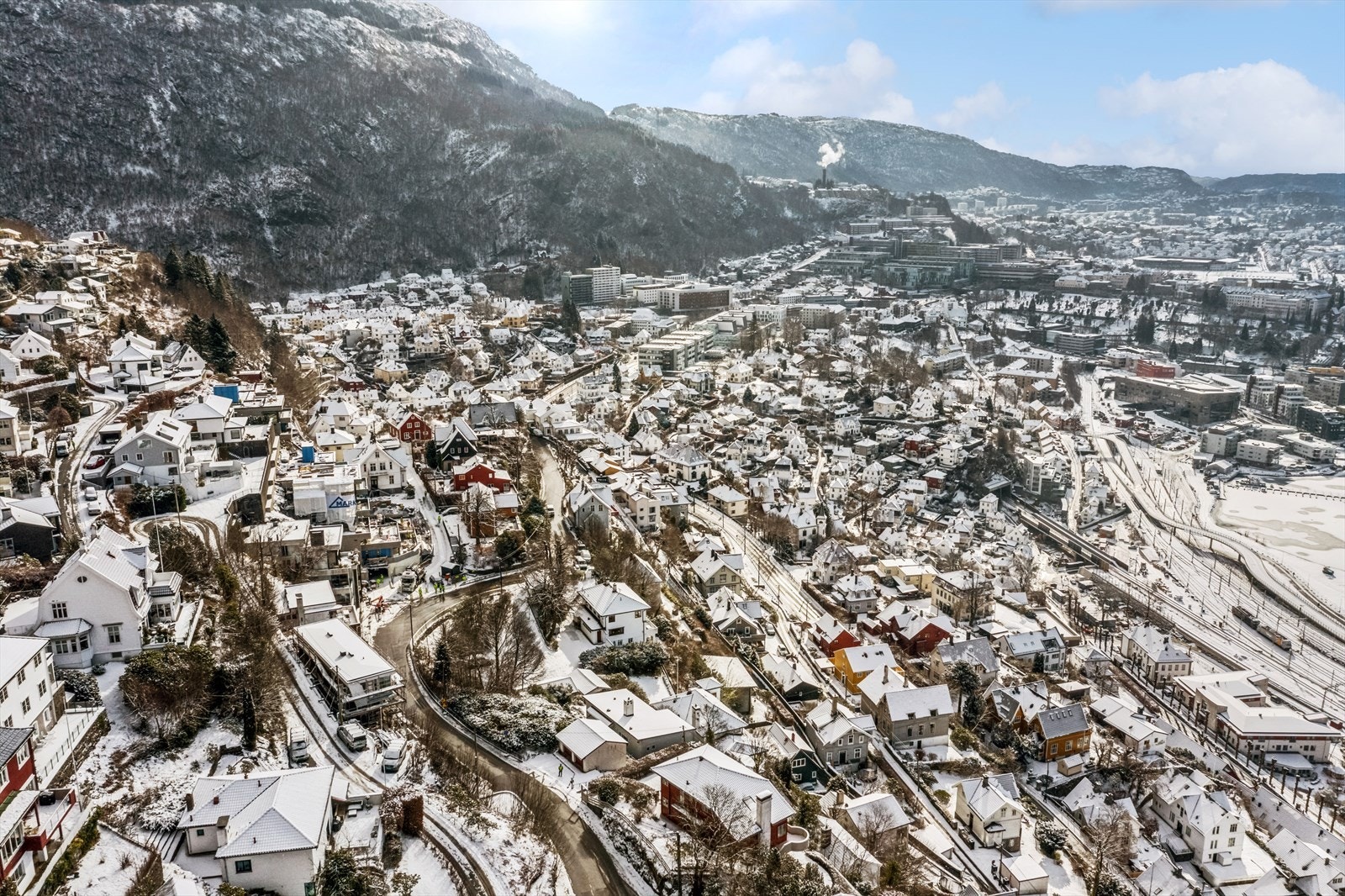 Fin sykkelavstand til store arbeidsplasser som Haukeland sykehus og Haraldsplass. Nærhet til barnehager og skoler. Galleribilde