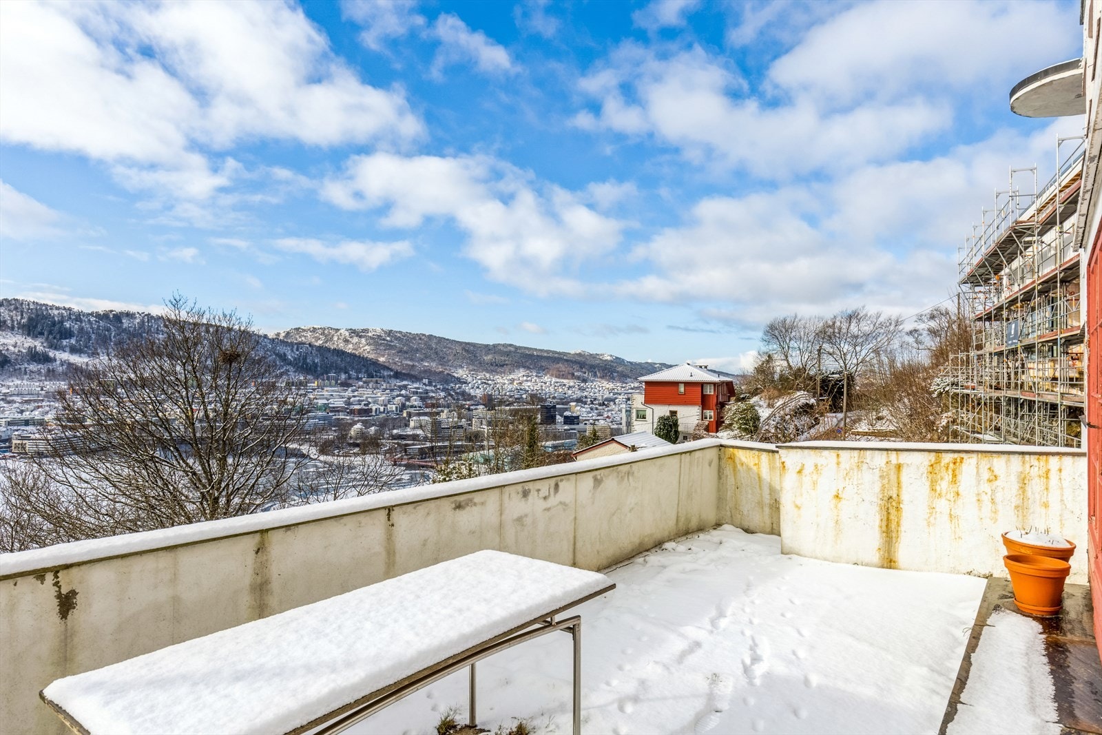 Uteplass i front med vakker utsikt. Galleribilde