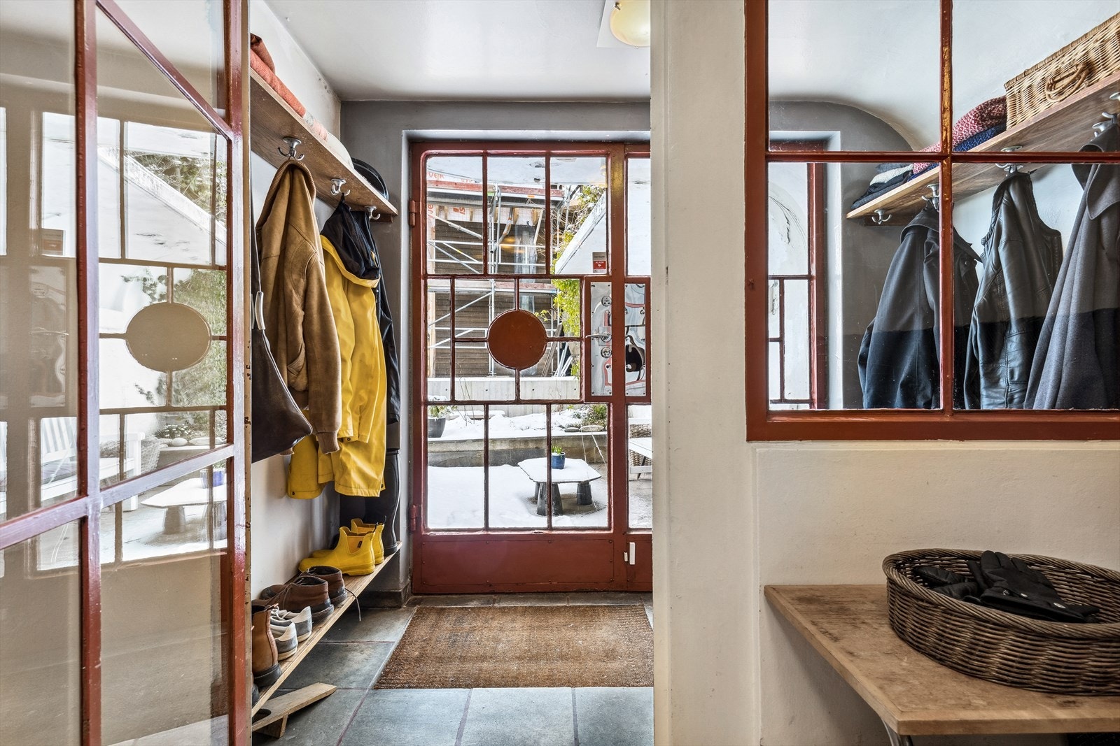 Velkommen inn! Entrè med god plass til yttertøy og sko. Galleribilde