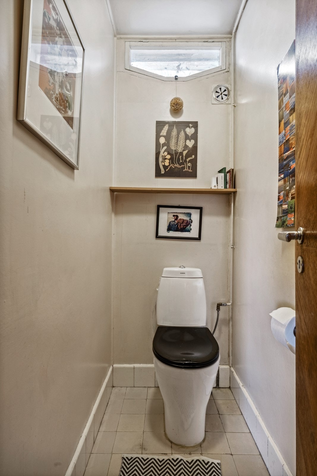 Separat toalettrom i 1. etasje. Galleribilde