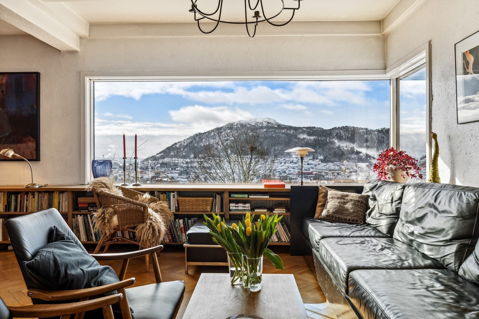 Store vindusflater gjør den praktfulle utsikten lett tilgjengelig, selv fra sofakroken. Galleribilde