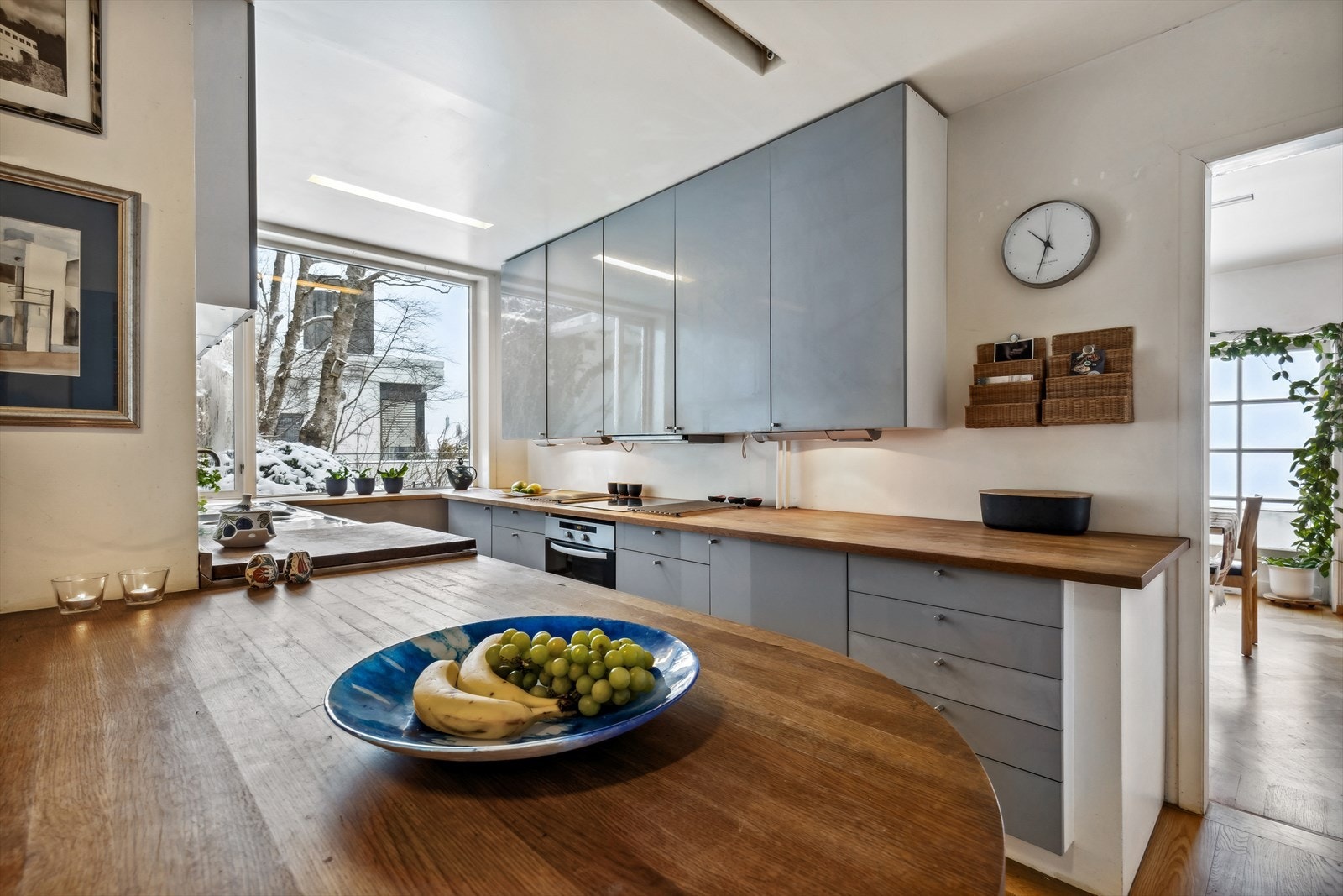 Kjøkken med god skap- og benkeplass. Galleribilde