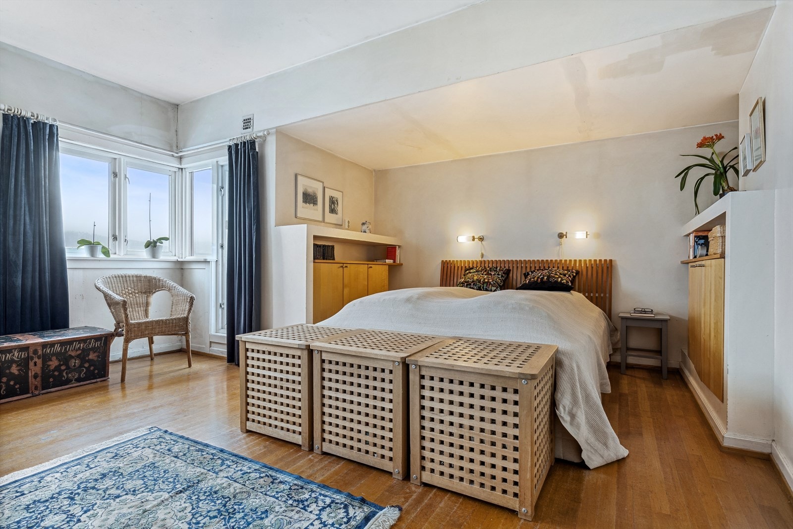 Romslig hovedsoverom med utgang til uteplass. Galleribilde