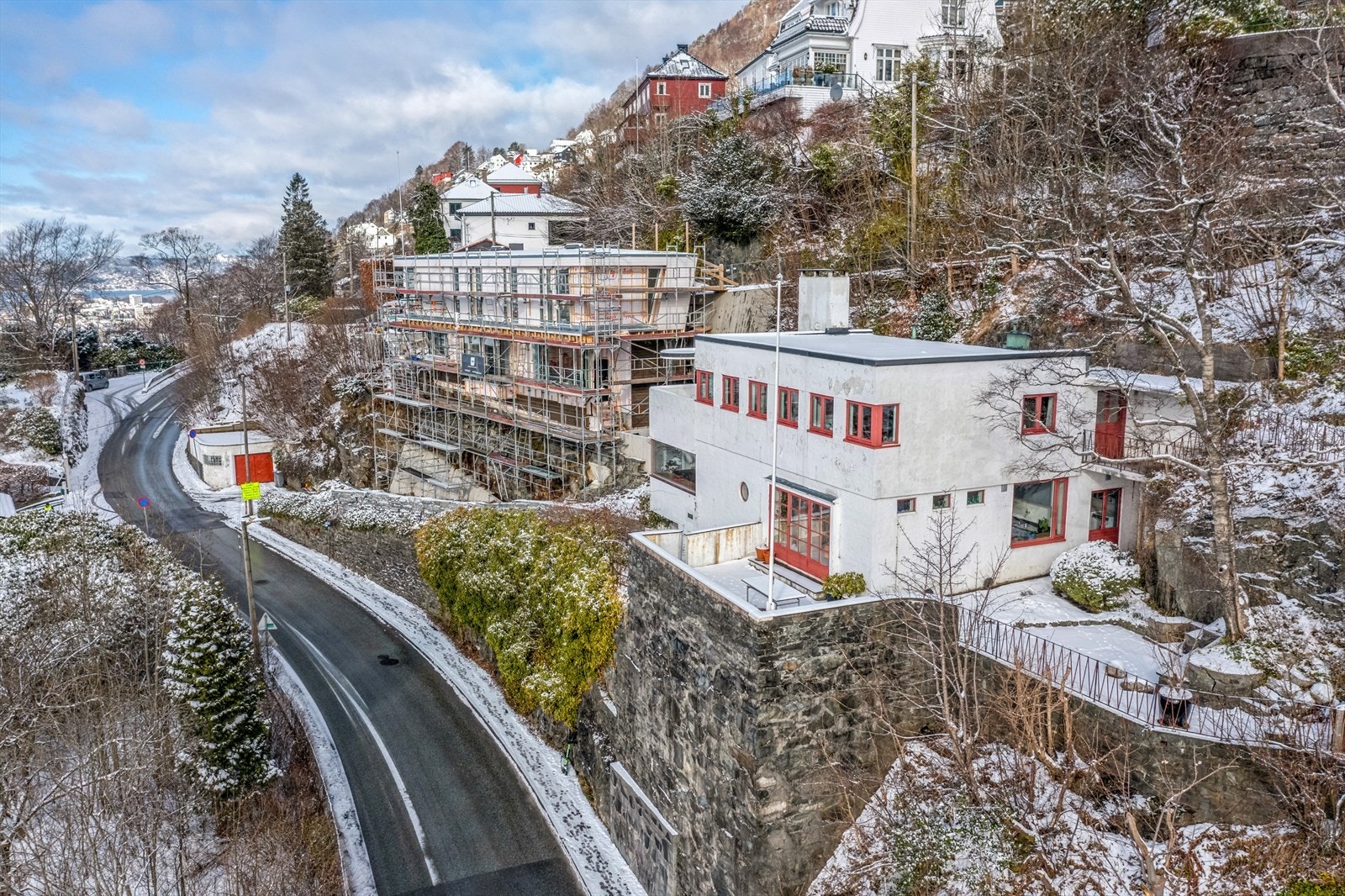 Det er kort vei til både offentlig kommunikasjon, flotte tur- og friområder, samt alt man trenger av servicefunksjoner i Bergen sentrum. Galleribilde