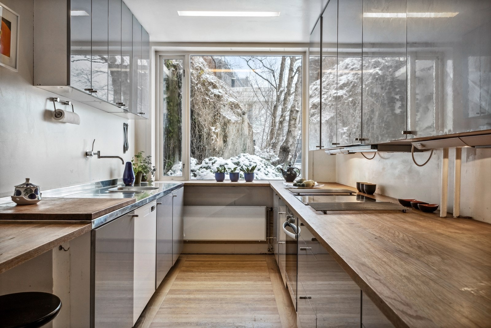 Kjøkkenet har en separat plassering i hjemmet, med kort vei til stuen og spisestuen. Galleribilde