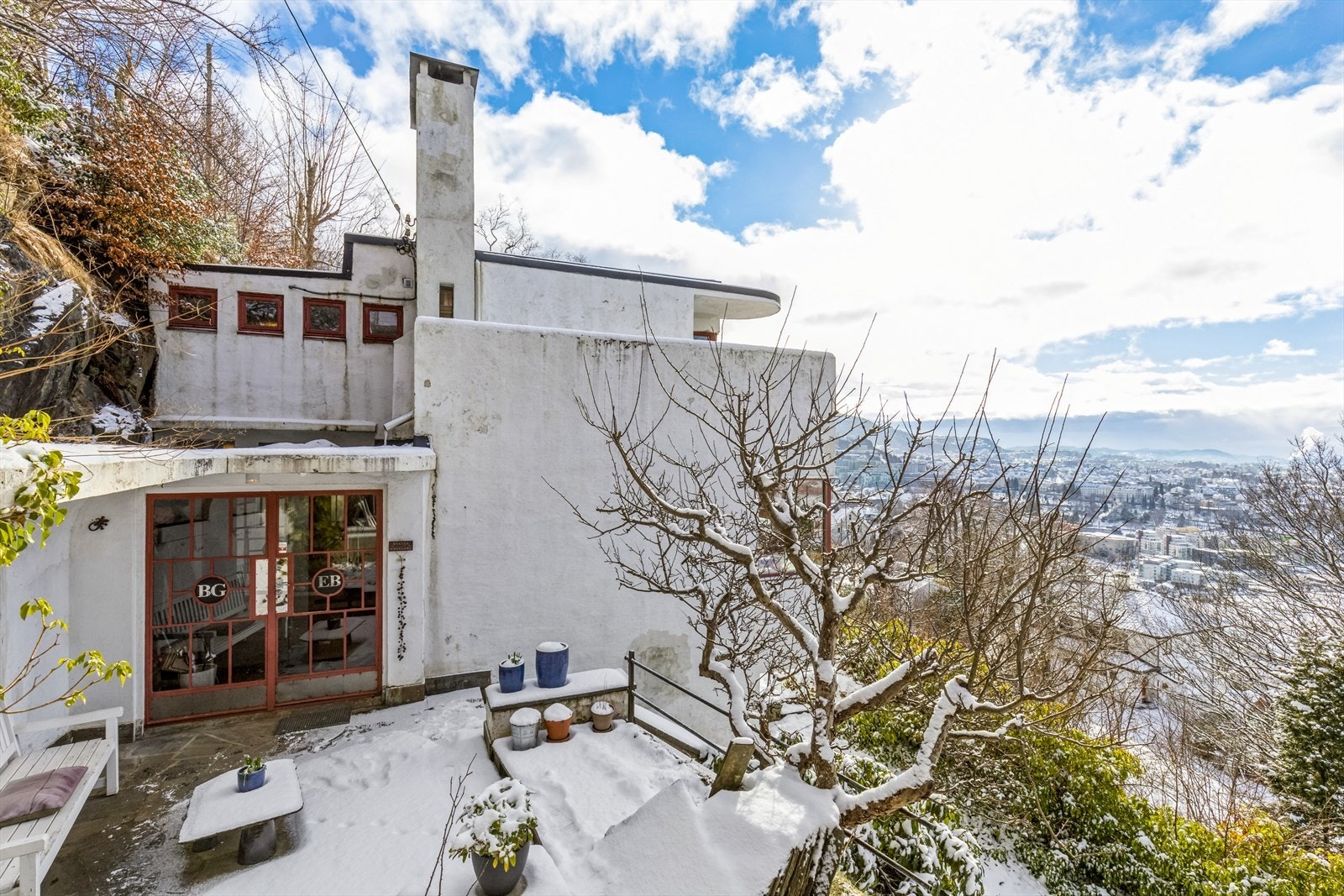 Uteplasser på begge sider av boligen gjør at man kan flytte seg alt etter sol og vind. Galleribilde