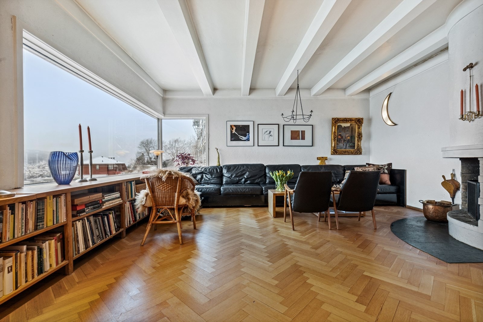 Stuen er lys og luftig og er perfekt for sosiale sammenkomster med venner og familie. Galleribilde