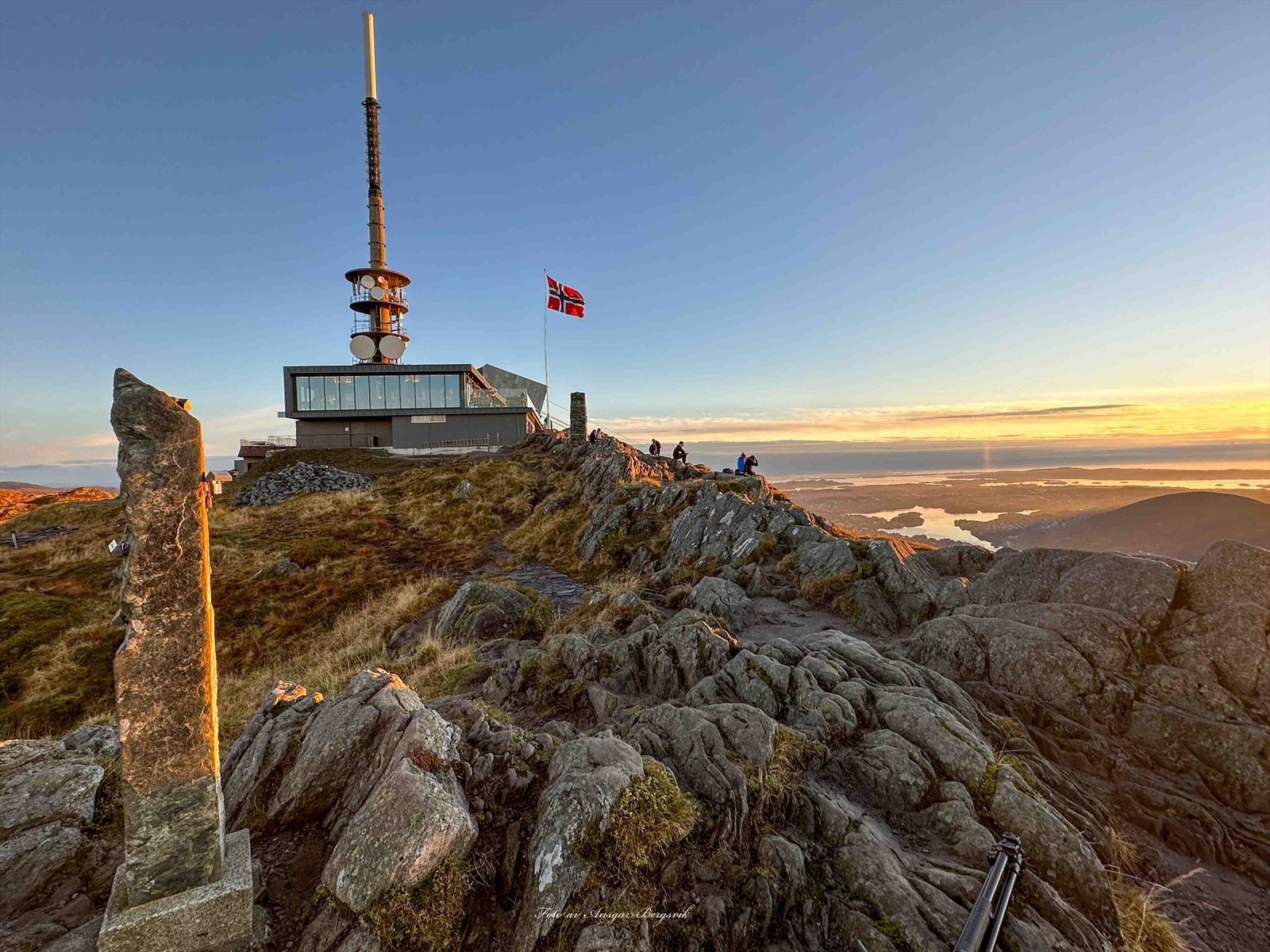 Ulriken i solnedgang. Galleribilde