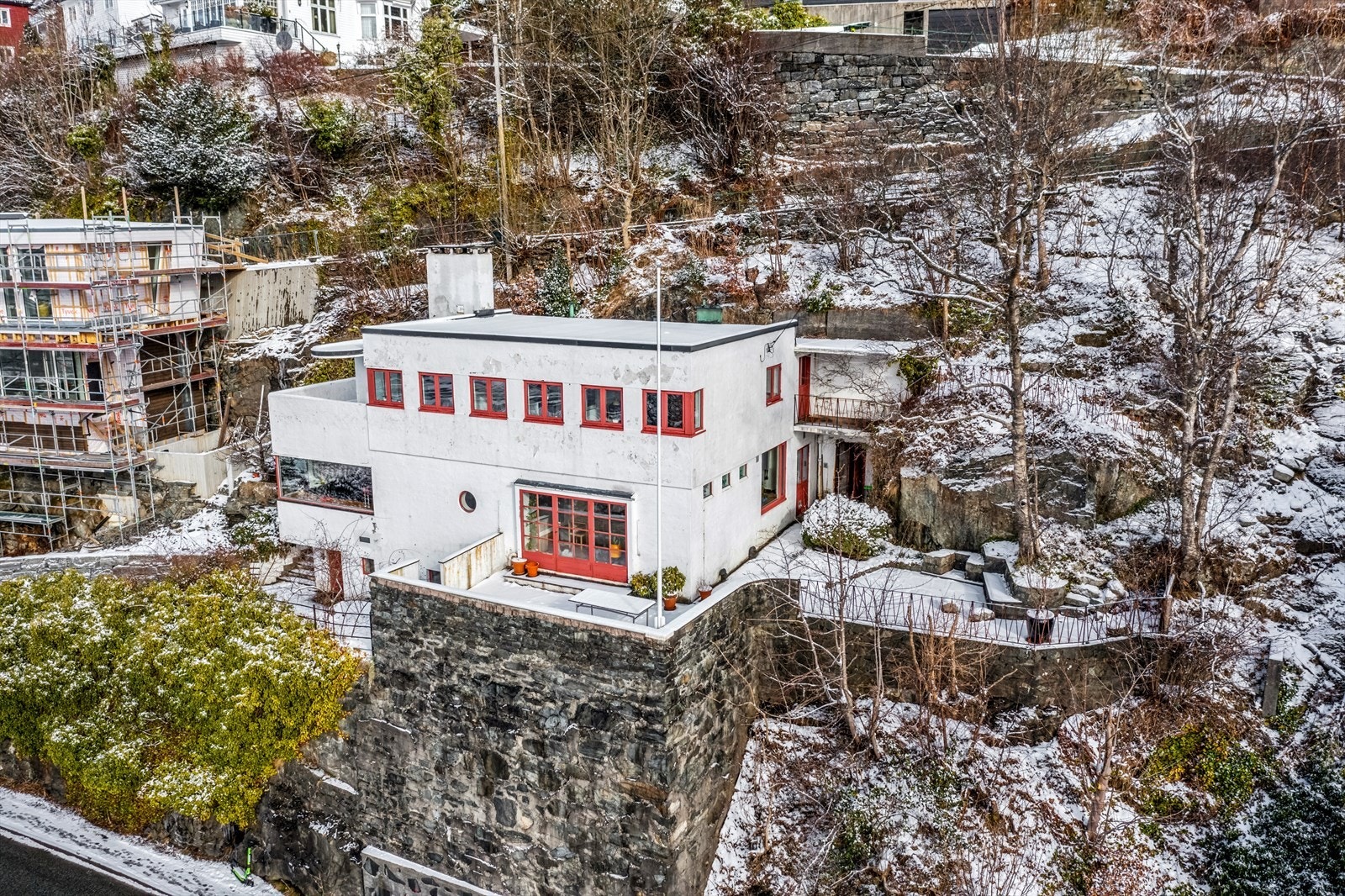 Villaen er perfekt tilpasset terrenget rundt. Galleribilde