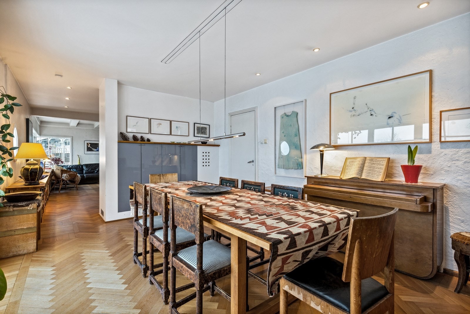 Delvis skjerming mellom spisestue og stuedel. Galleribilde