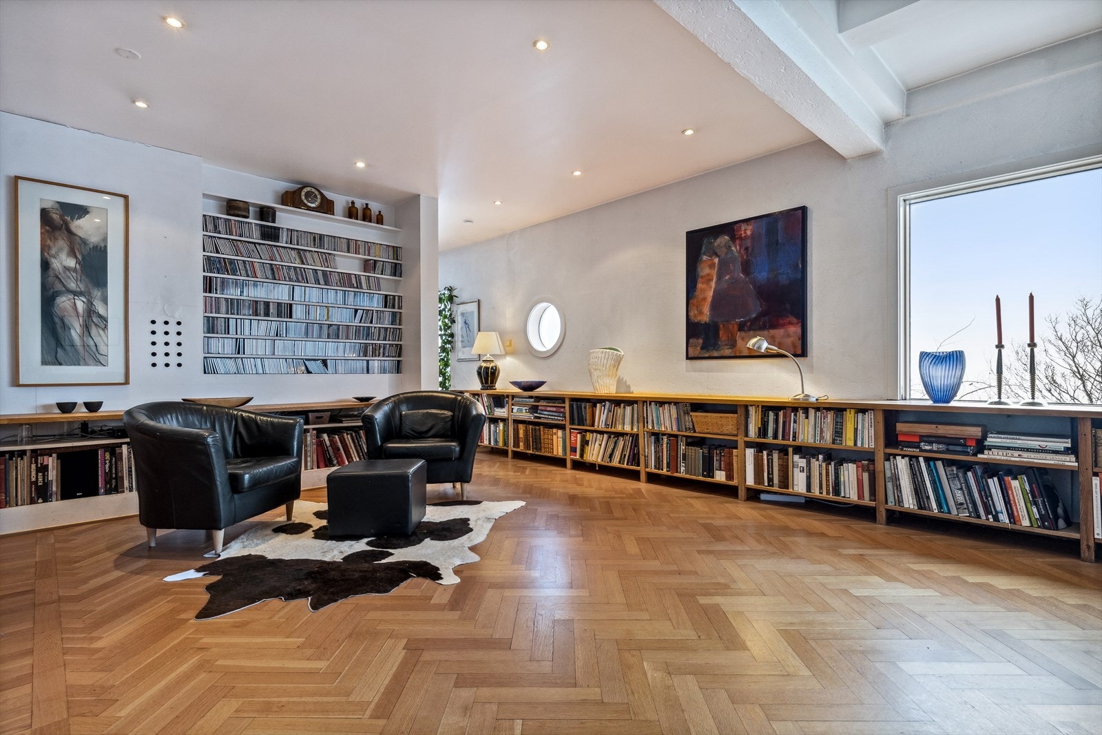 Stuen har flott original fiskebeinsmønstret parkett. Galleribilde