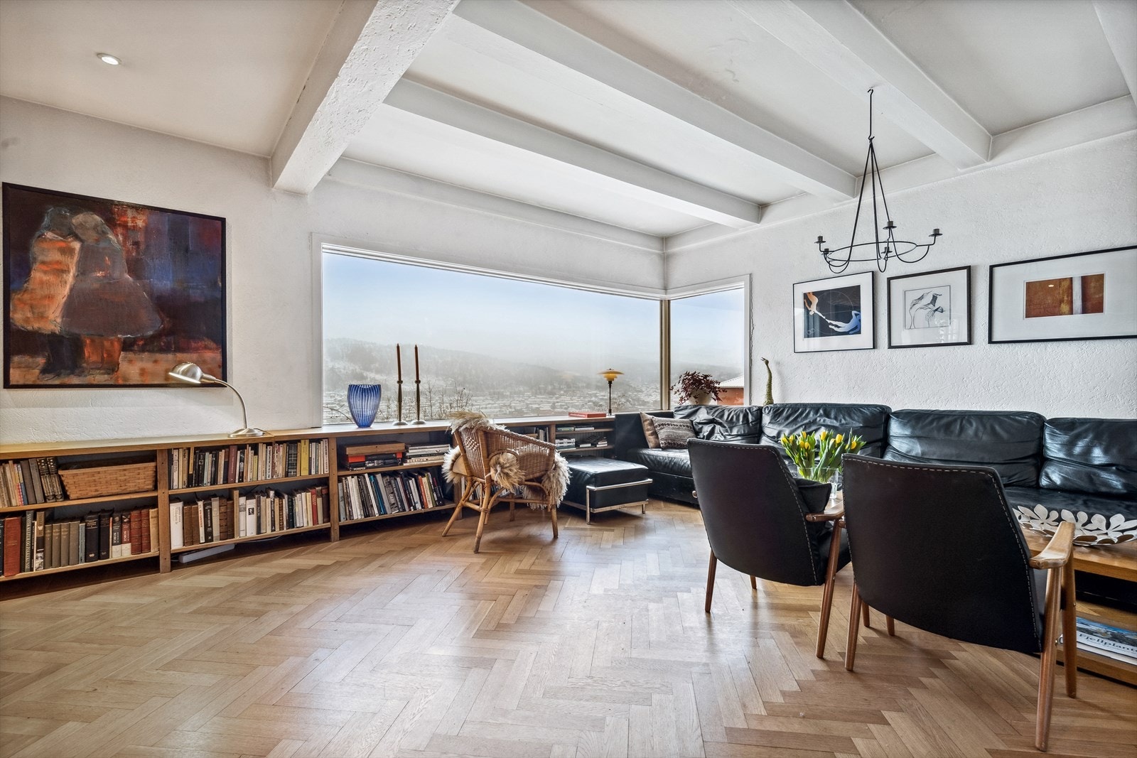 Dette er en vakker arkitektonisk bolig som må oppleves i sin helhet. Luftige sosiale rom og gjennomtenkt innredning. Galleribilde