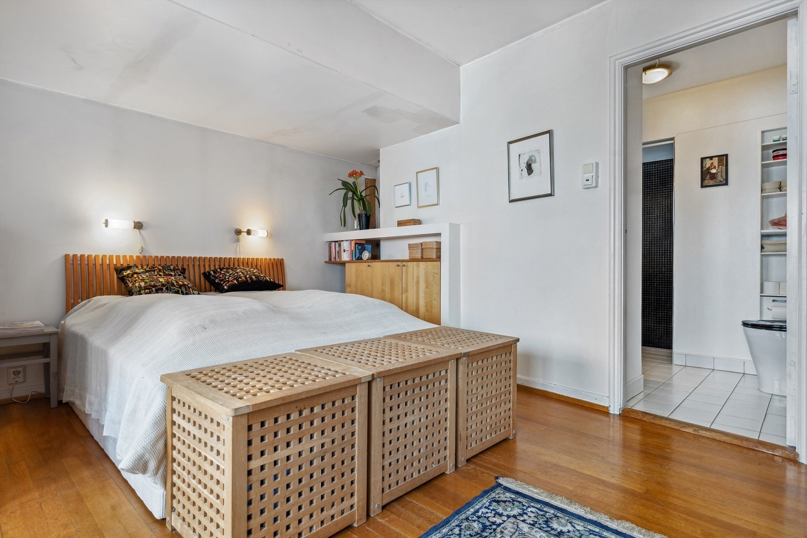 Hovedsoverommet har direkte adkomst til baderom. Galleribilde