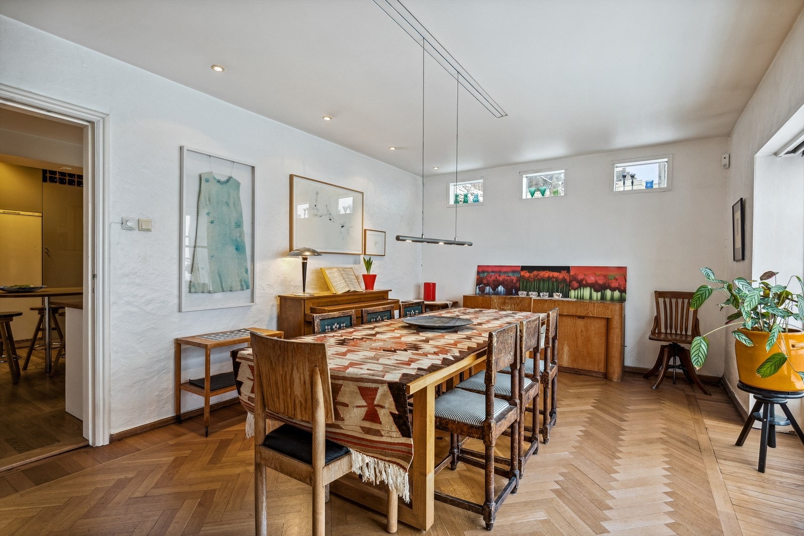 Spisestuen ligger i tilknytning til kjøkkenet. Galleribilde