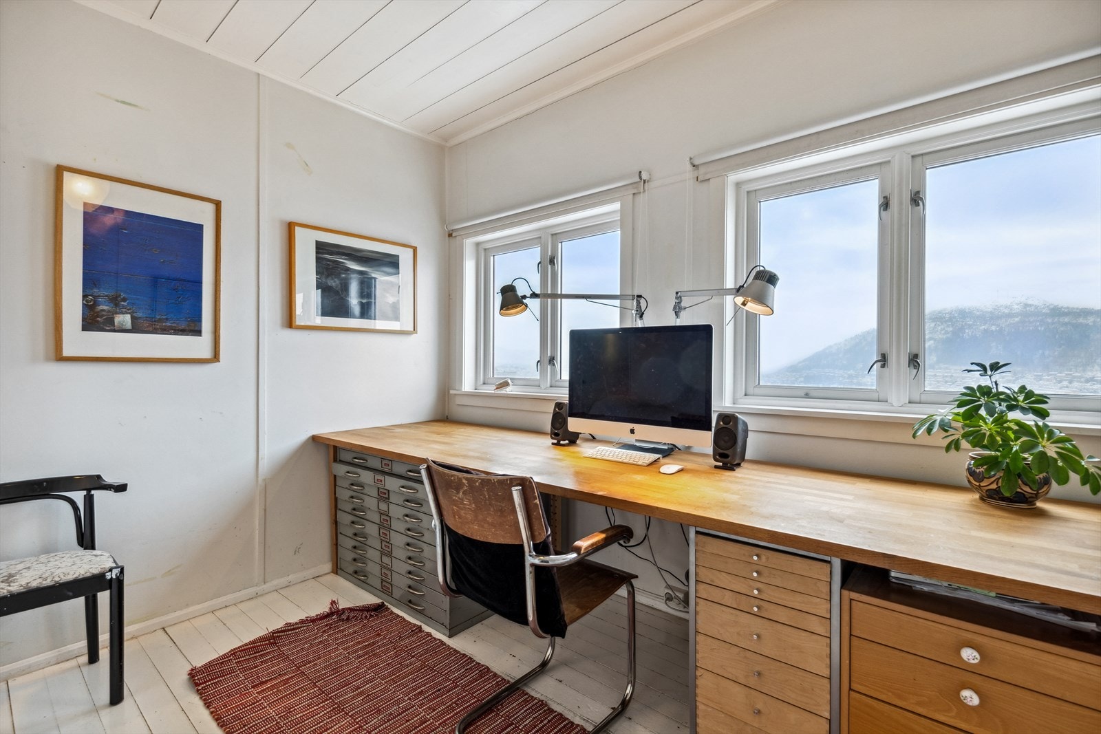 Soverom med arbeidsplass og nydelig utsikt. Galleribilde