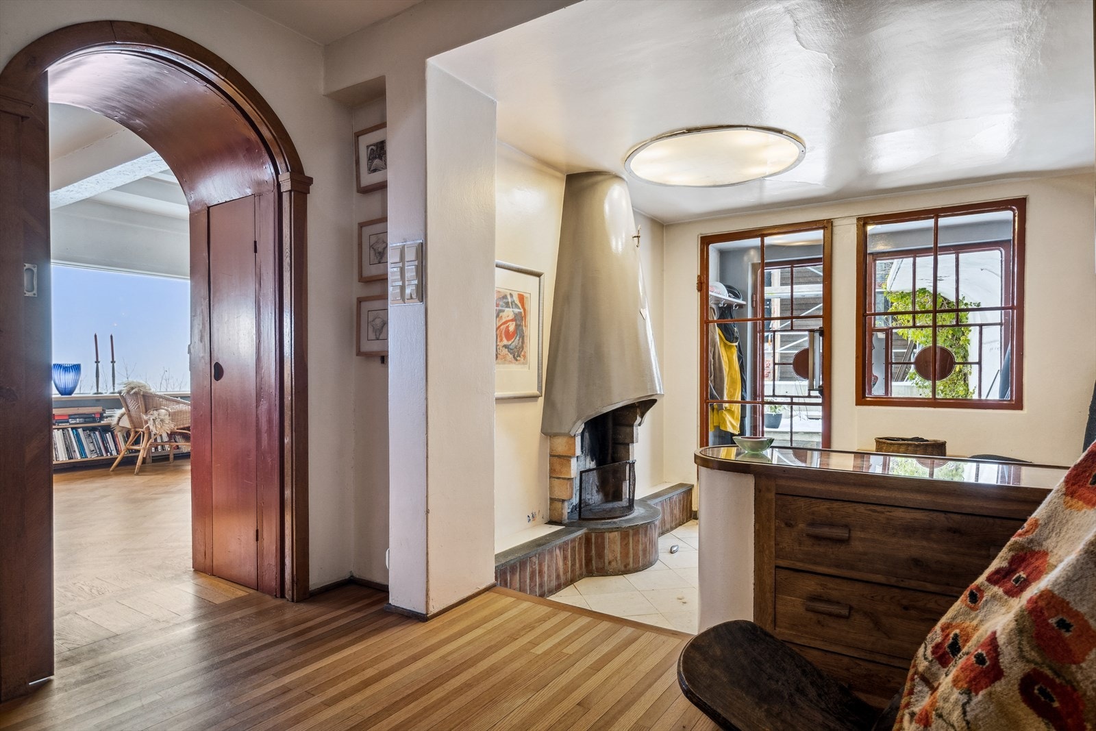 Plassbygd disk deler av forstue og gang. Galleribilde