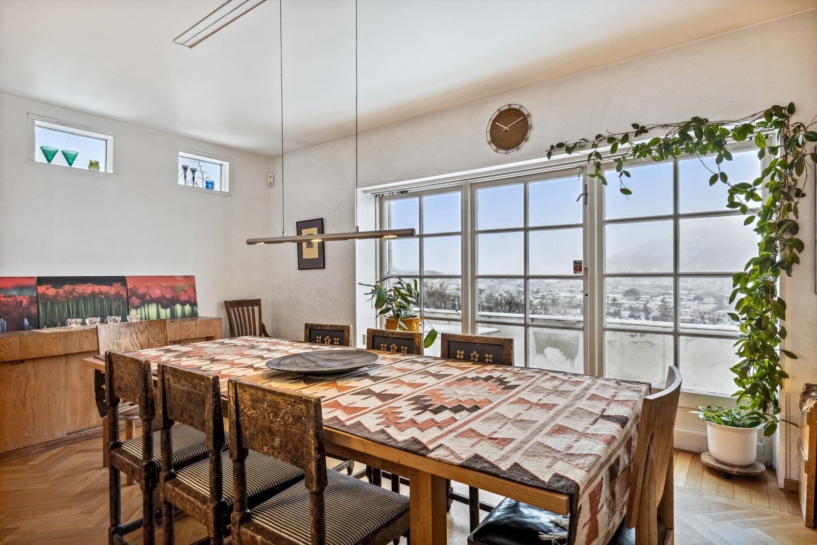 Spisestuen har et ærverdig preg med de flotte vinduene. Galleribilde