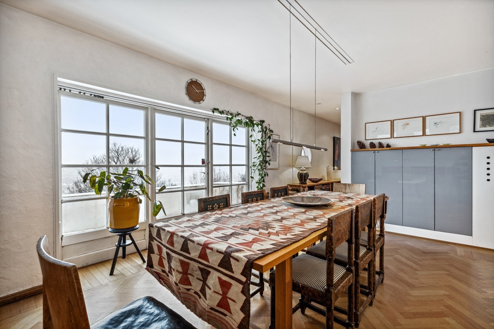 Spisestuen har rikelig med plass til et langstrakt spisebord med plass til mange rundt bordet. Galleribilde