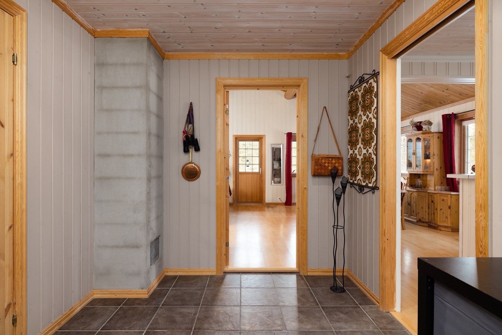 Fra gangen kommer du videre inn til stuen og kjøkkenet. Galleribilde