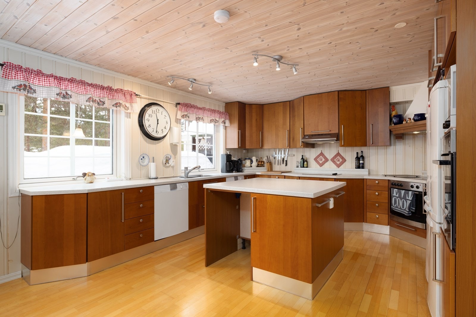 Kjøkken med kjøkkenøy og godt med skap- og benkeplass. Galleribilde