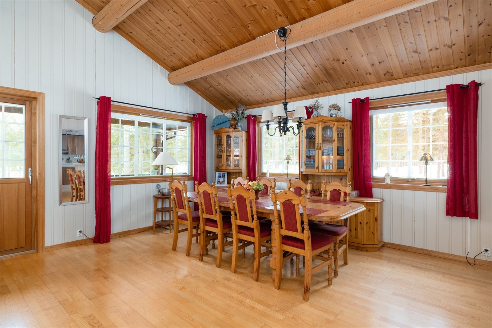 Plass til romslig spisestue i stuen. Galleribilde